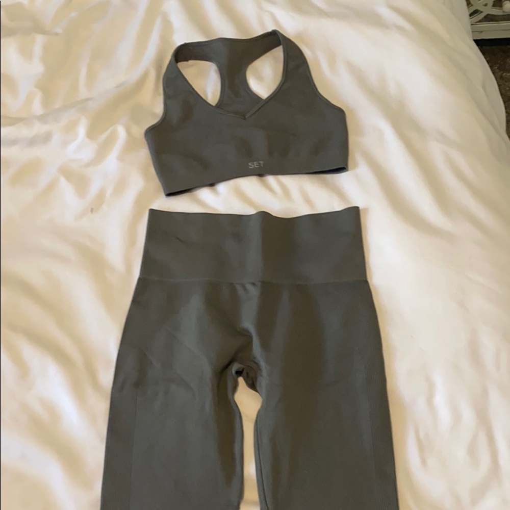 SET ACTIVE Slate bra and leggings set.